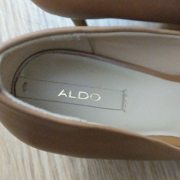 Aldo Pumps Tan with Gold rimmed heel - Picture 6 of 8